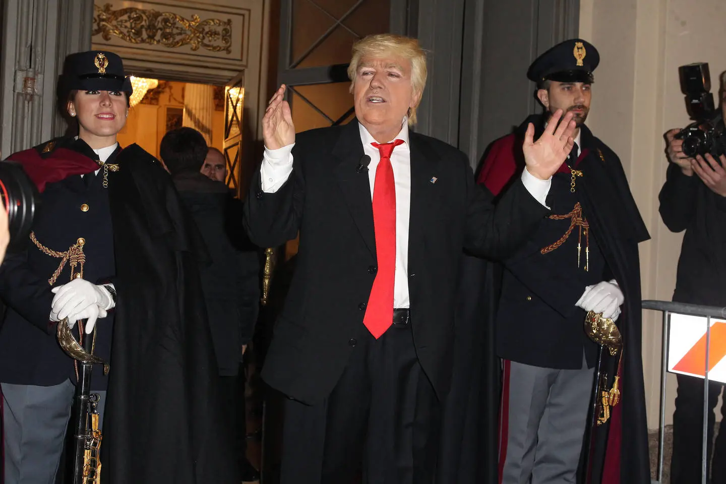 Prima della Scala, spunta Ballantini versione Donald Trump / FOTO