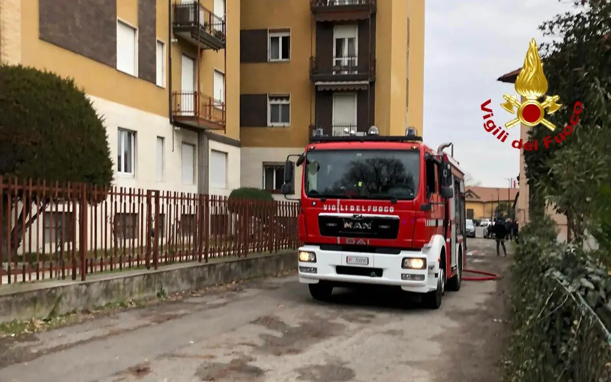 Cornaredo, incendio in un palazzo di via Garibaldi: un ustionato