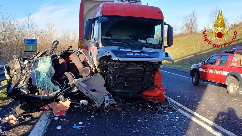 Incidente a Vanzaghello un camion si schianta su un auto e la