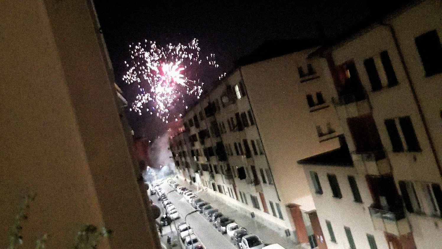 Fuochi d'artificio esplosi nei cieli dell'hinterland di Milano