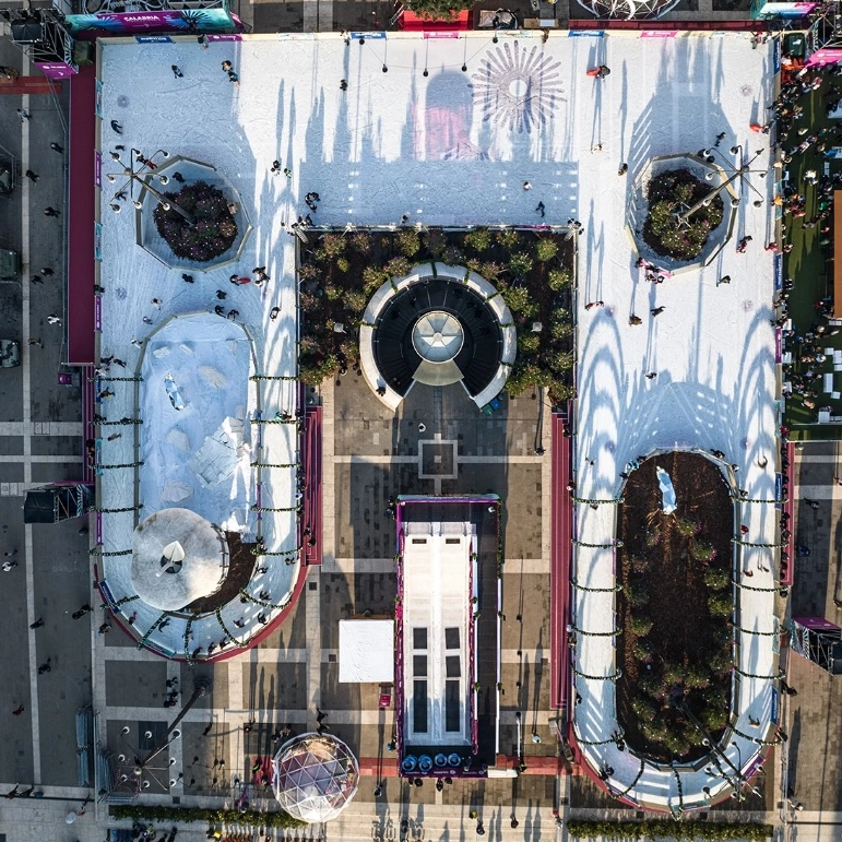 La pista da pattinaggio di piazza Duca d'Aosta del 2022