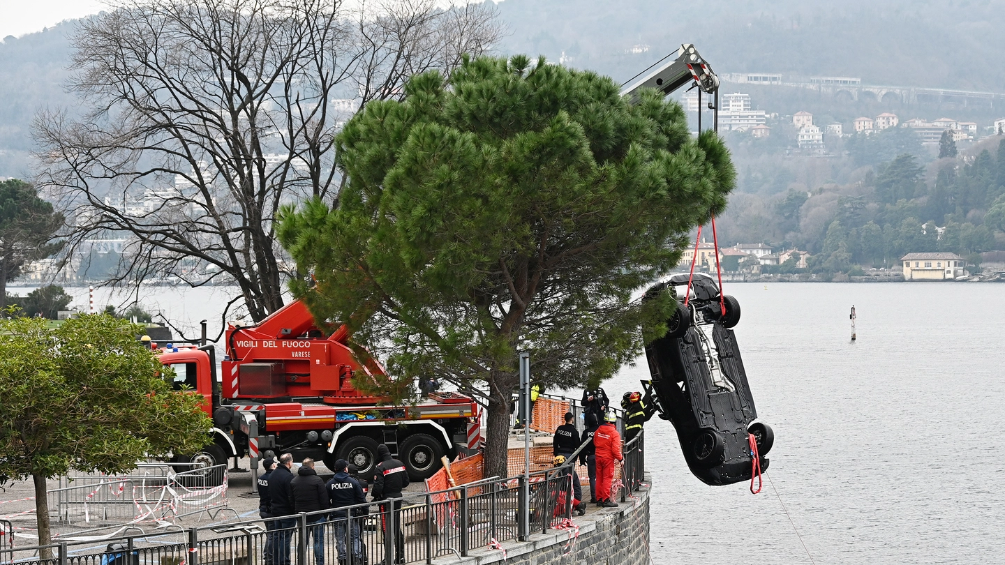 L'auto ripescata dal Lago di Como
