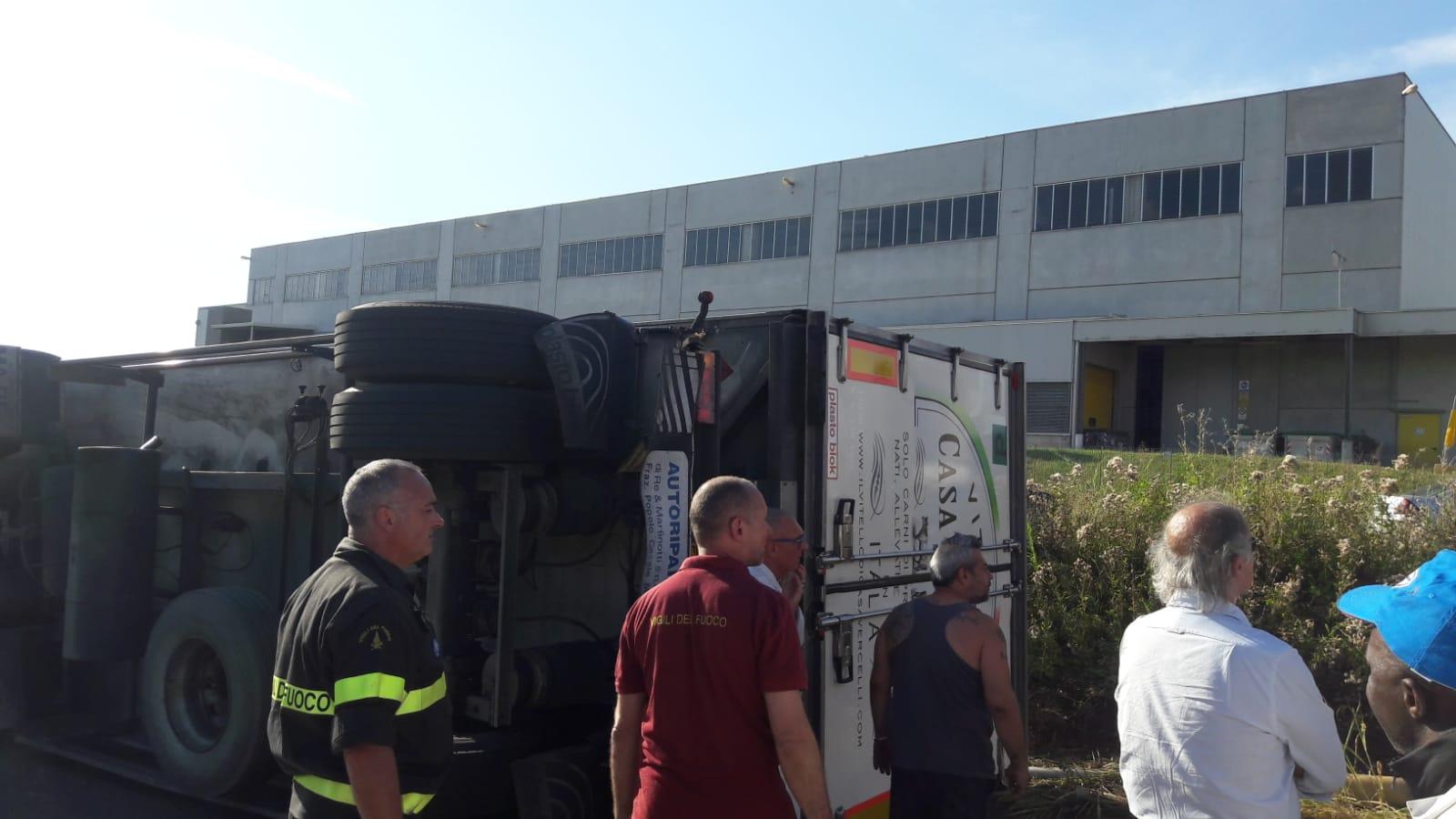 Turate Si Ribalta Un Camion Frigo Traffico In Tilt