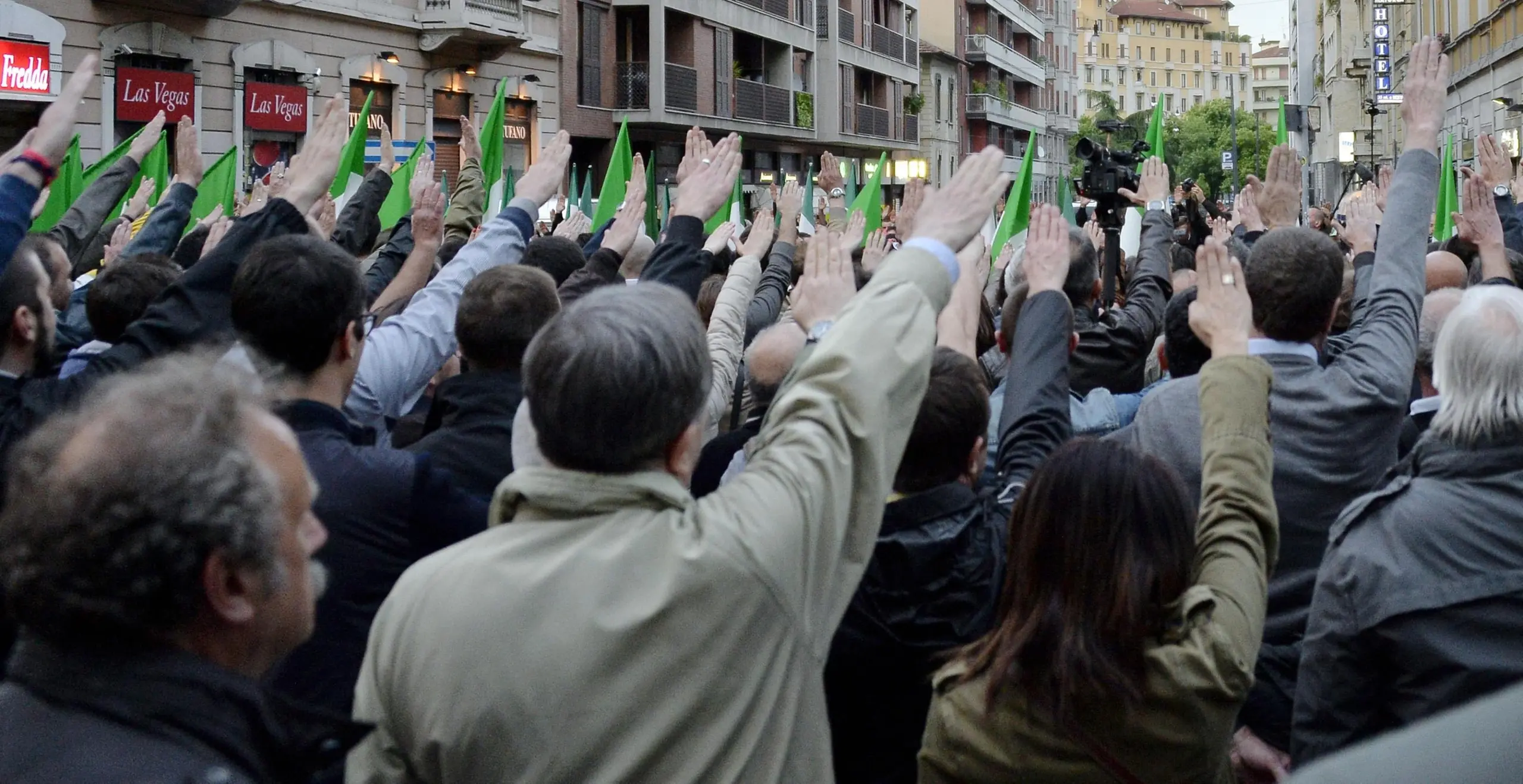 Il saluto romano non è reato se non si diffonde l'ideologia fascista