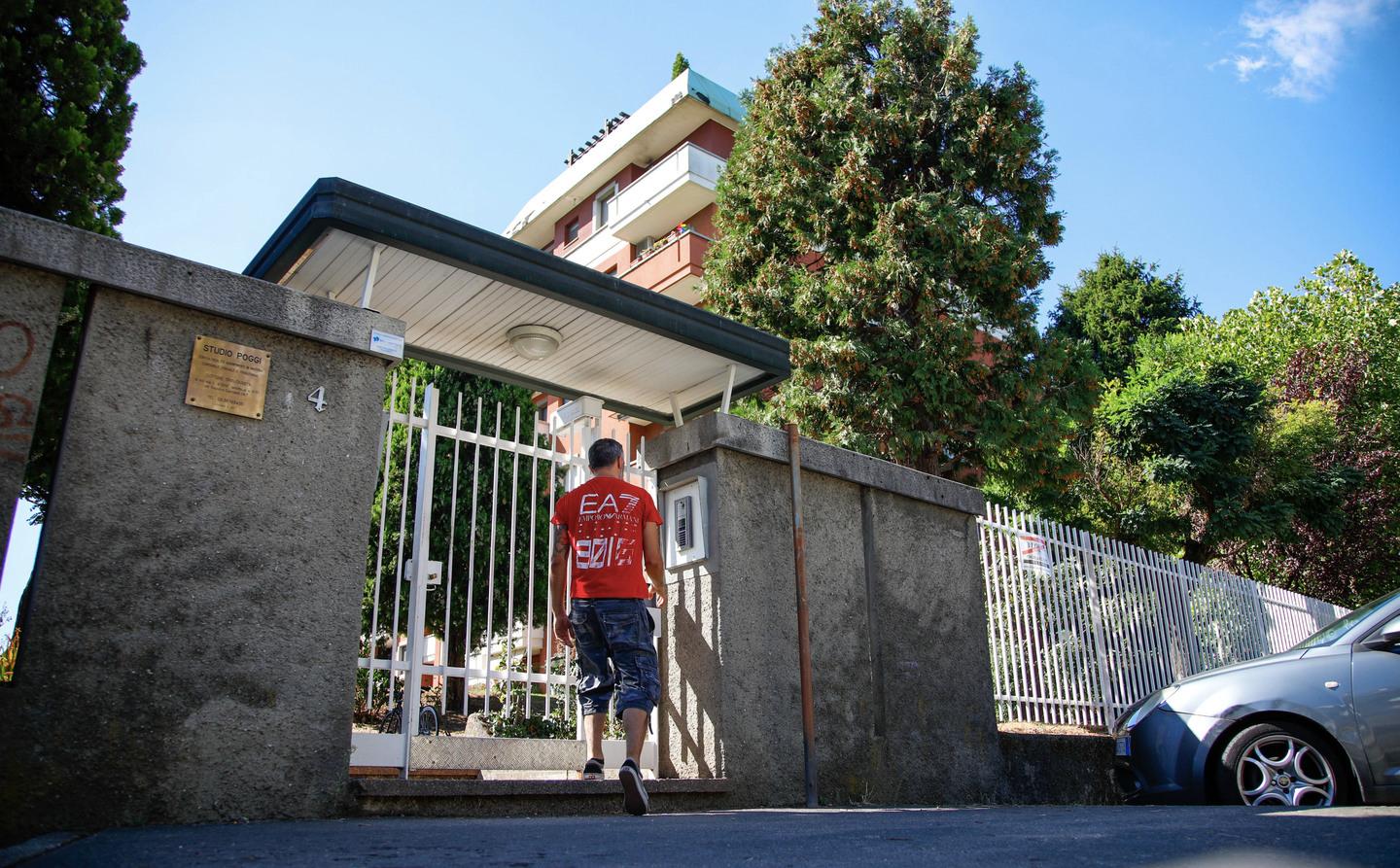 Filo spinato sul balcone contro i ladri: allarme furti a Ronago