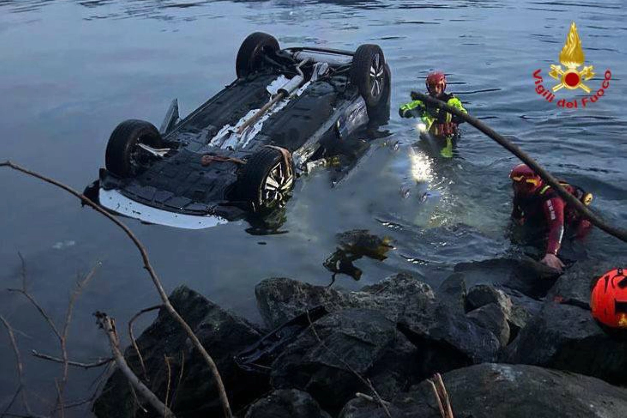 I vigili del fuoco al lavoro per recuperare l'auto finita nel lago