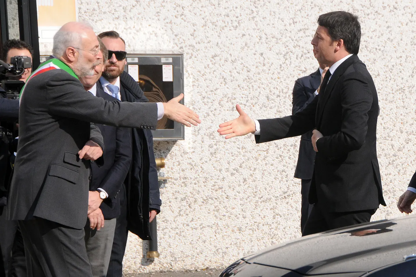 Matteo Renzi a Villa Cortese: "Ciao sindaco, ti serve qualcosa?"