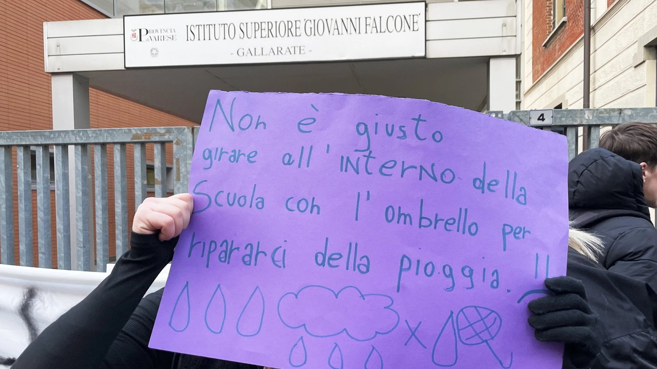 GALLARATE VARESE PROTESTA STUDENTI ISTITUTO FALCONE DI GALLARATE