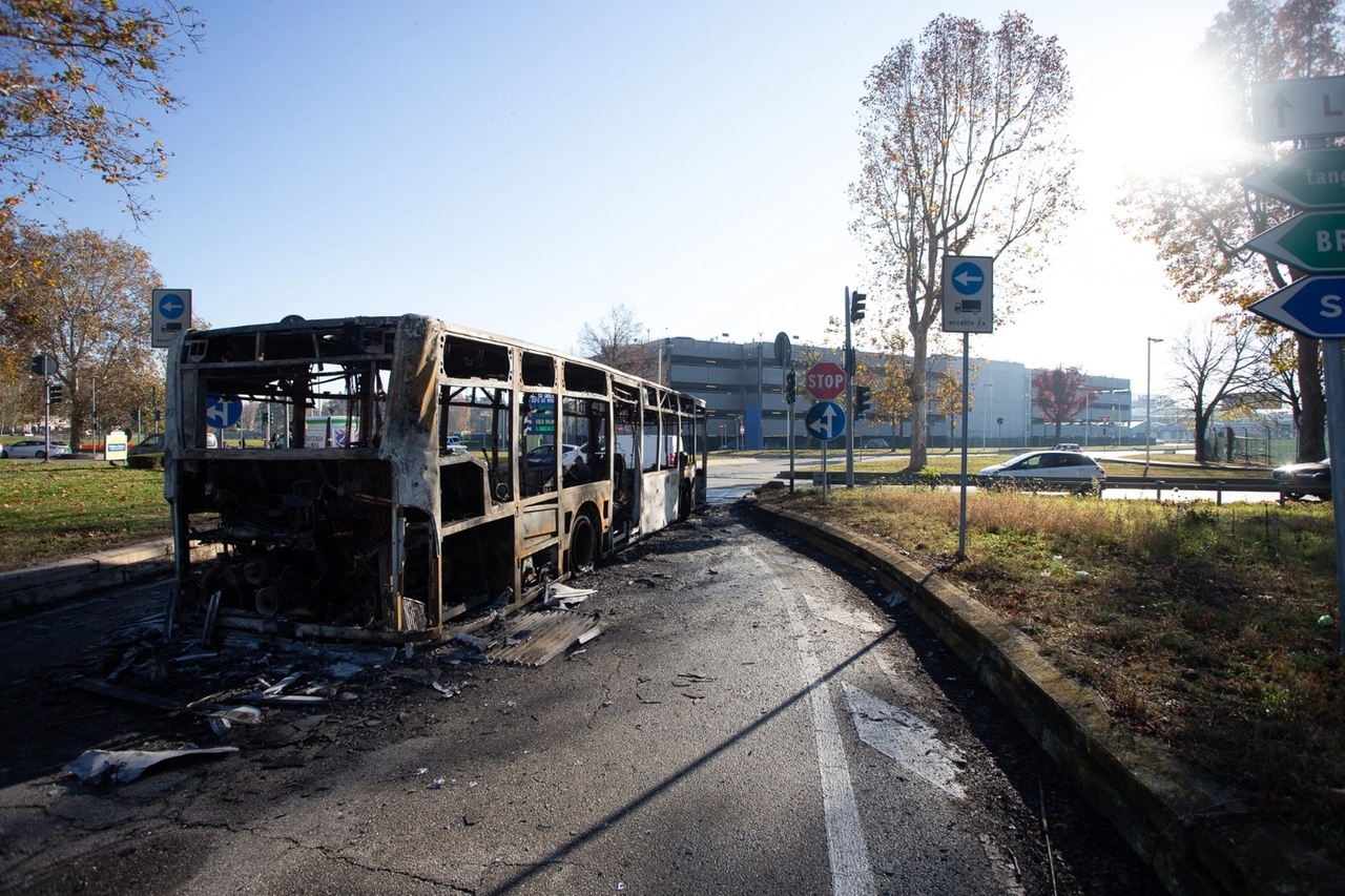 L'autobus di Autoguidovie distrutto dalla fiamme vicino all'aeroporto di Linate (Foto Canella)