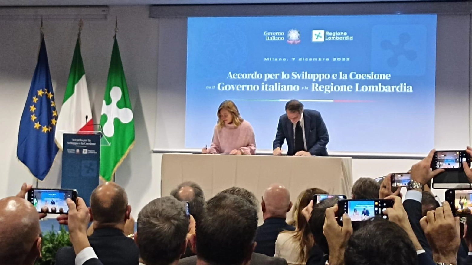 La firma dell'Accordo per lo sviluppo e la coesione tra Giorgia Meloni e Attilio Fontana