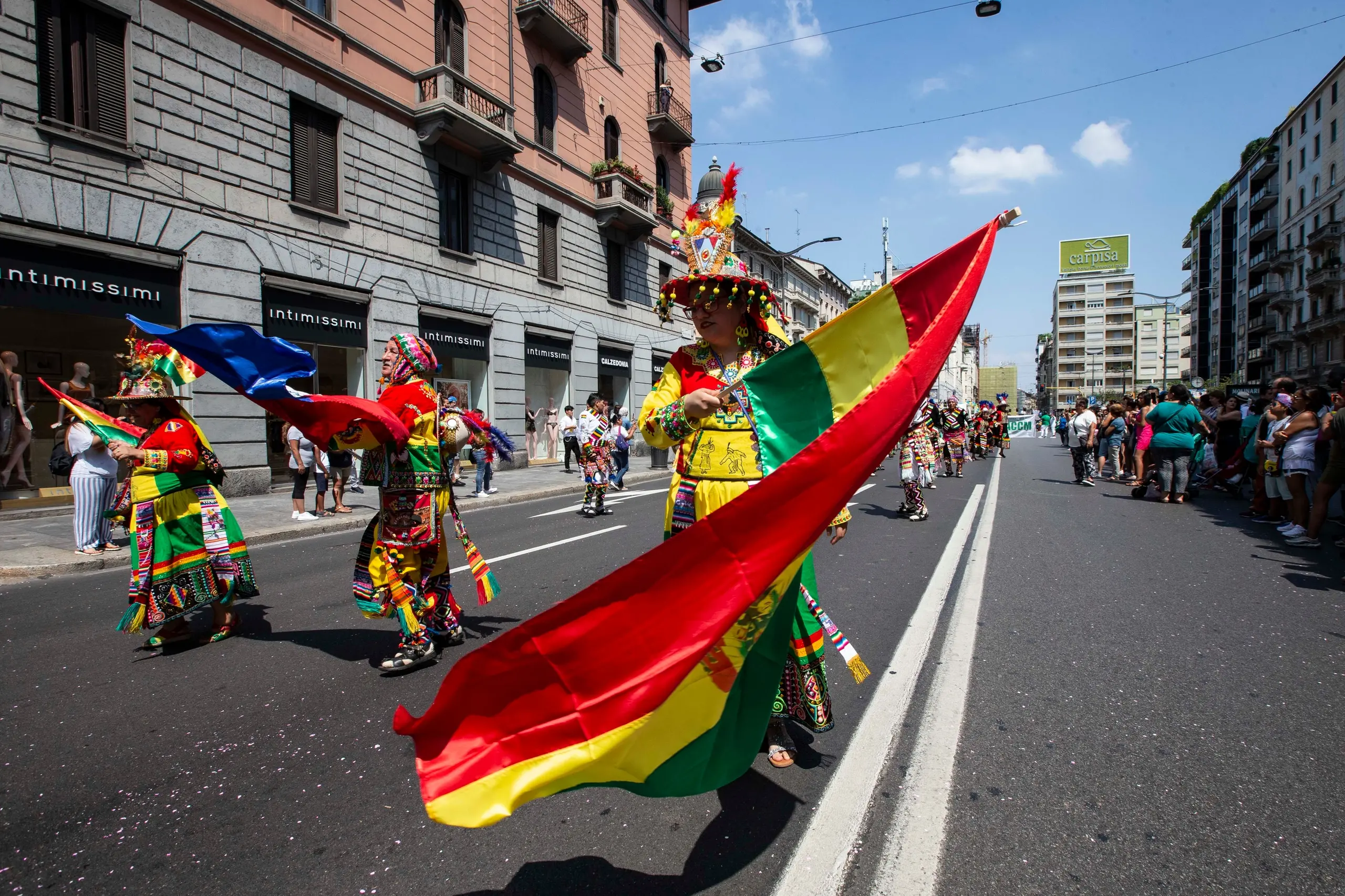 La festa boliviana invade corso Buenos Aires / FOTO e VIDEO