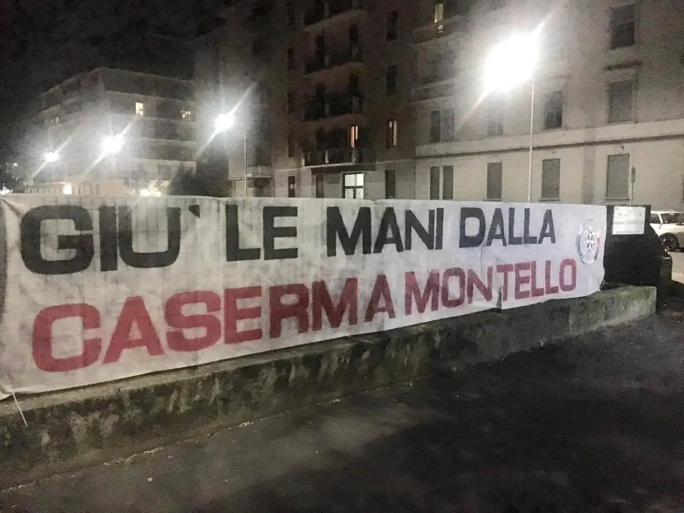 Migranti, striscione di CasaPound: "Giù le mani dalla caserma Montello"