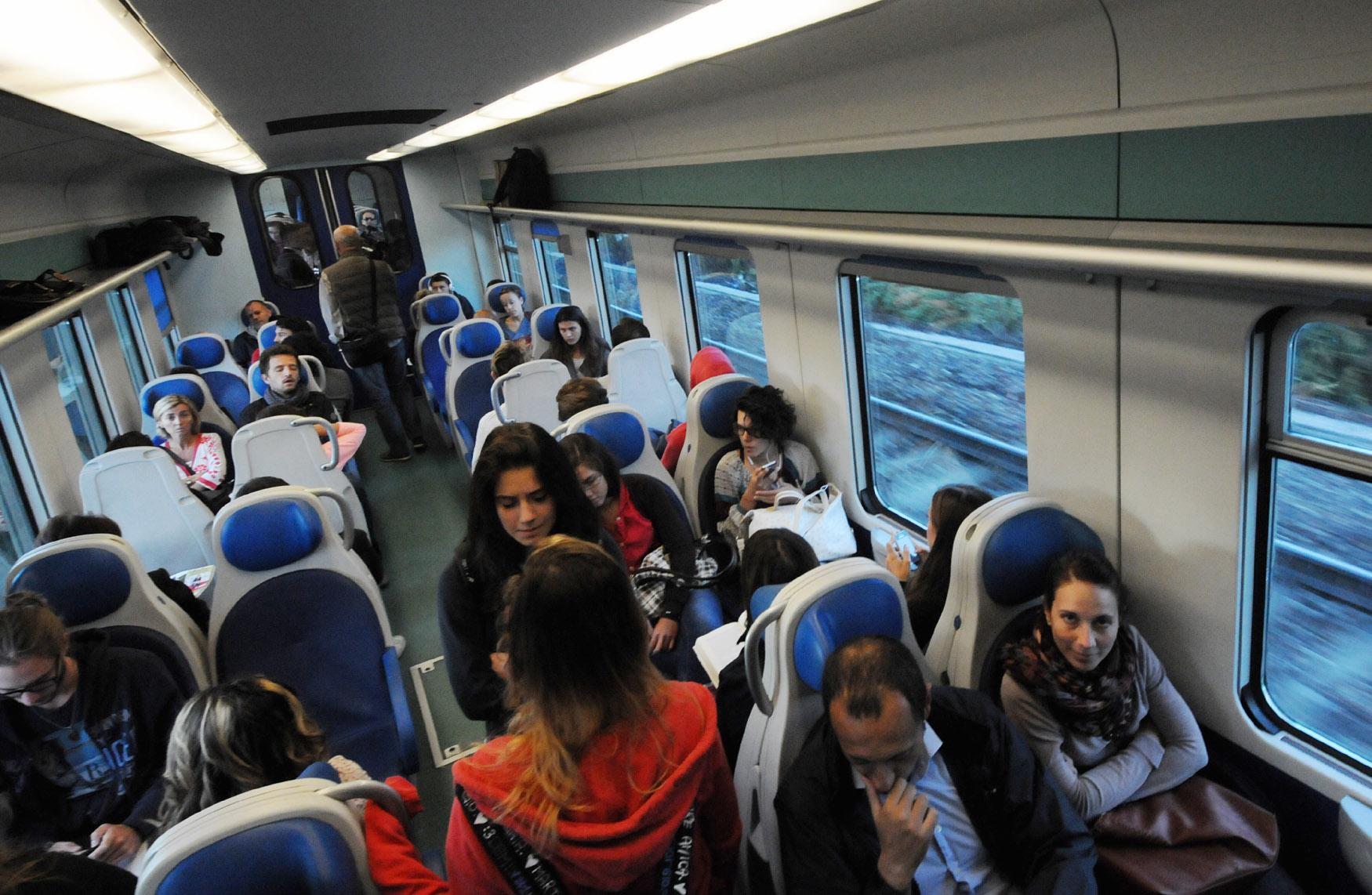 Paderno D Adda Sassi Contro Il Treno In Corsa