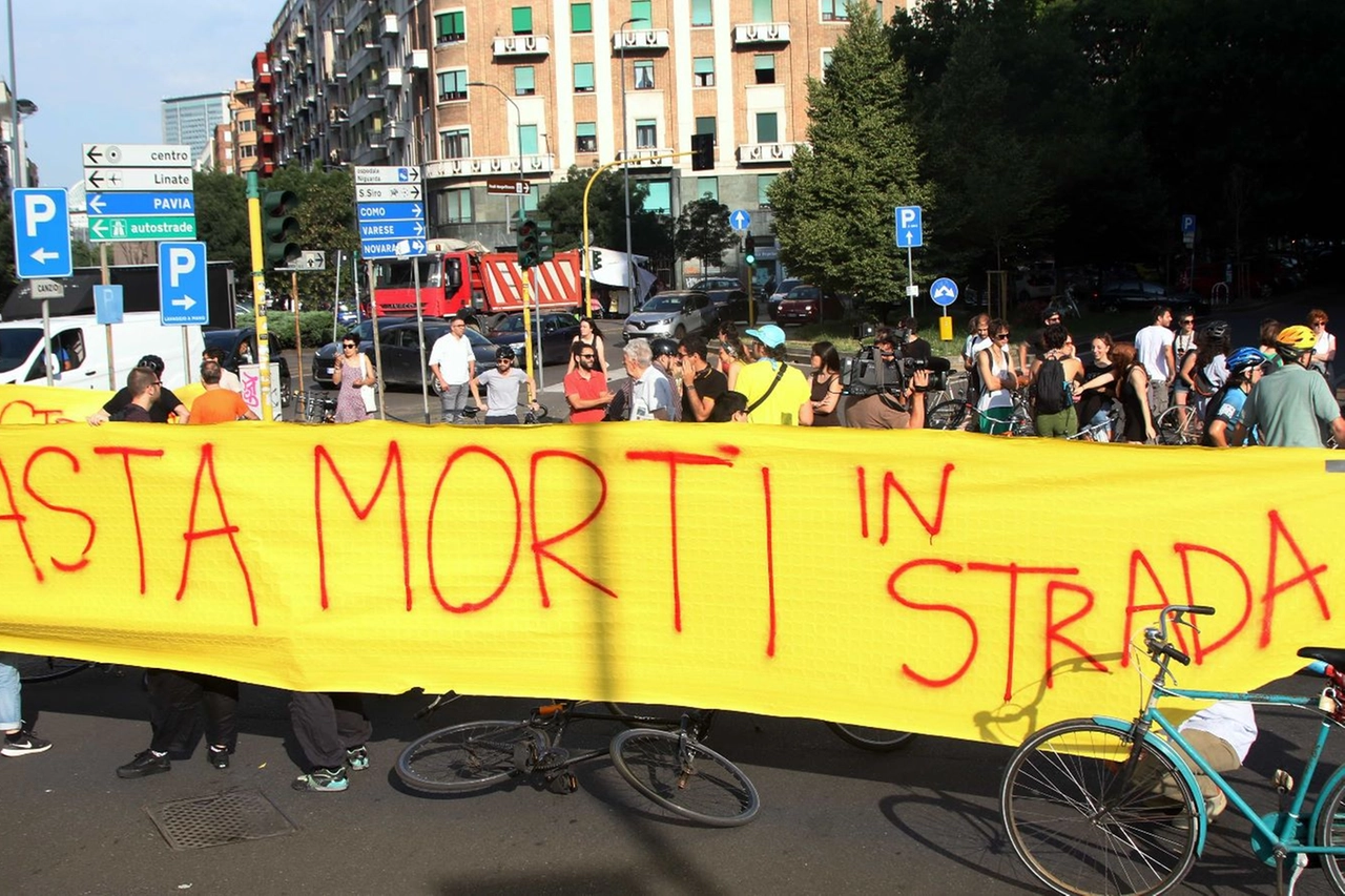 La manifestazione dei ciclisti in piazzale Loreto