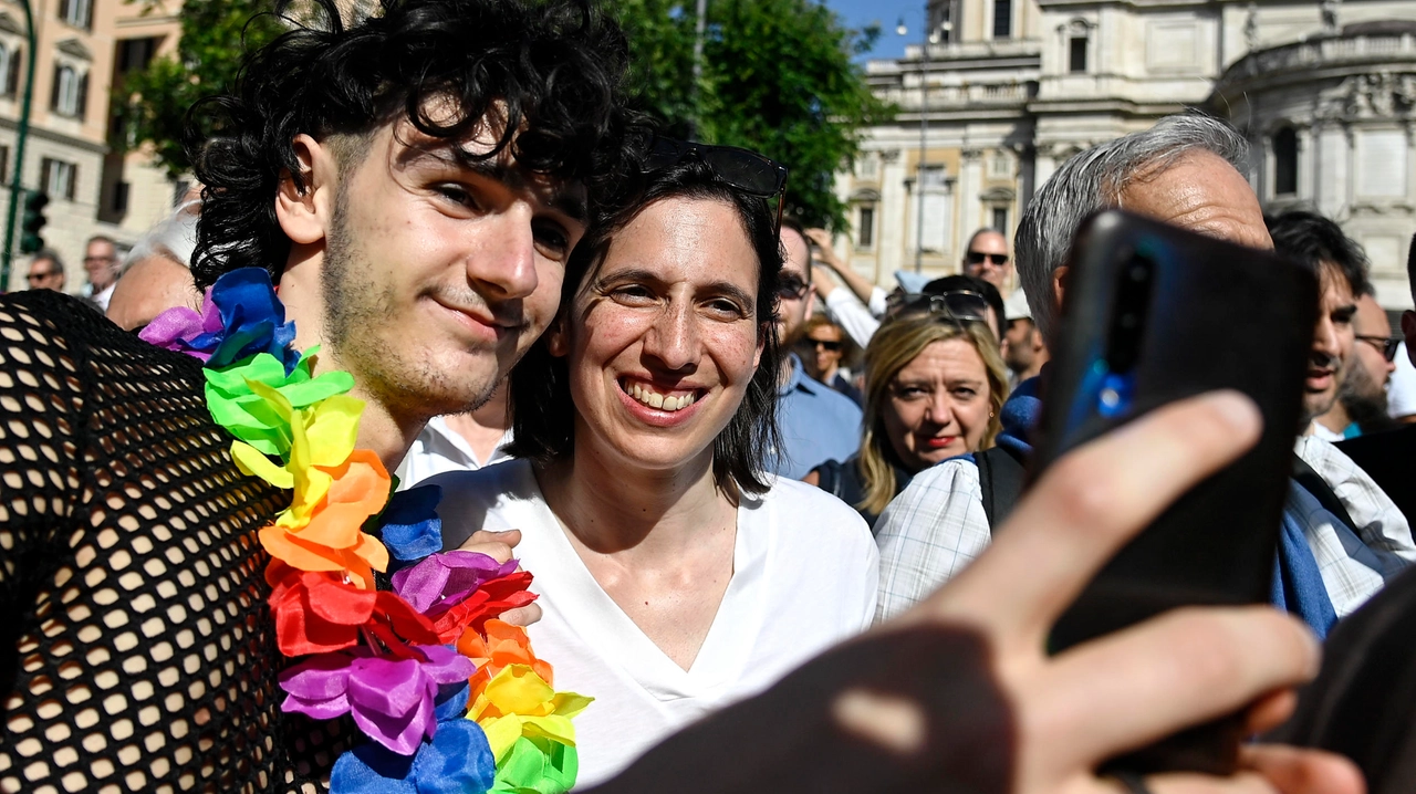 Elly Schlein durante la parata del Pride di Roma del 10 giugno