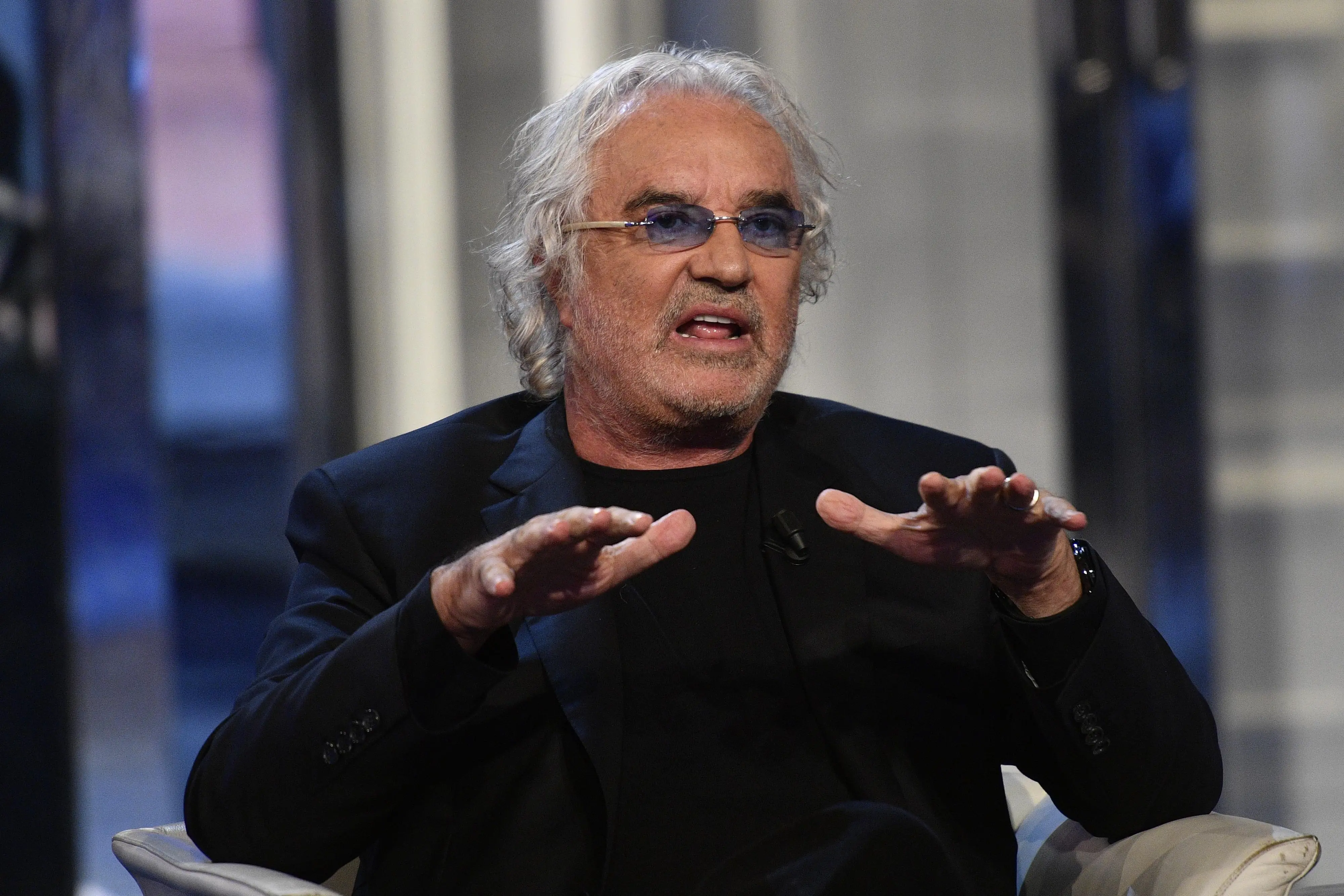 Flavio Briatore difende la sua pizza (e il prezzo). Napoli replica: "Non è roba da ricchi"