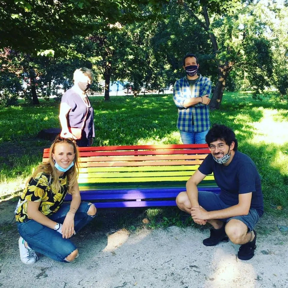 Pride 2020, a Milano dieci panchine arcobaleno