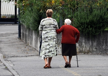 La stangata del 2024: colf e badanti sempre più care. L’allarme: ora più assunzioni in nero