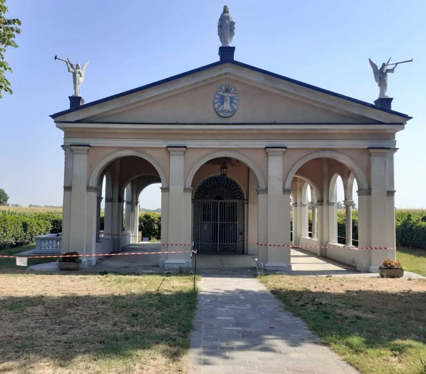 Castelgerundo, crepe ai muri della chiesa: fonte miracolosa a rischio