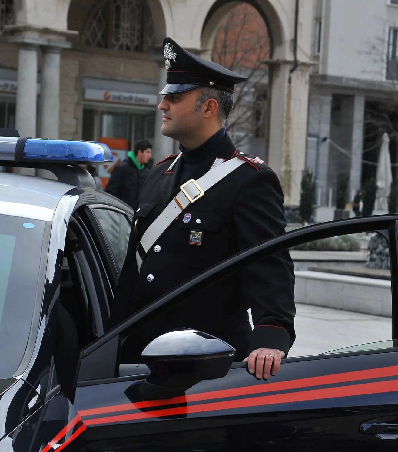 Entra a chiedere aiuto all’associazione e ruba portafoglio