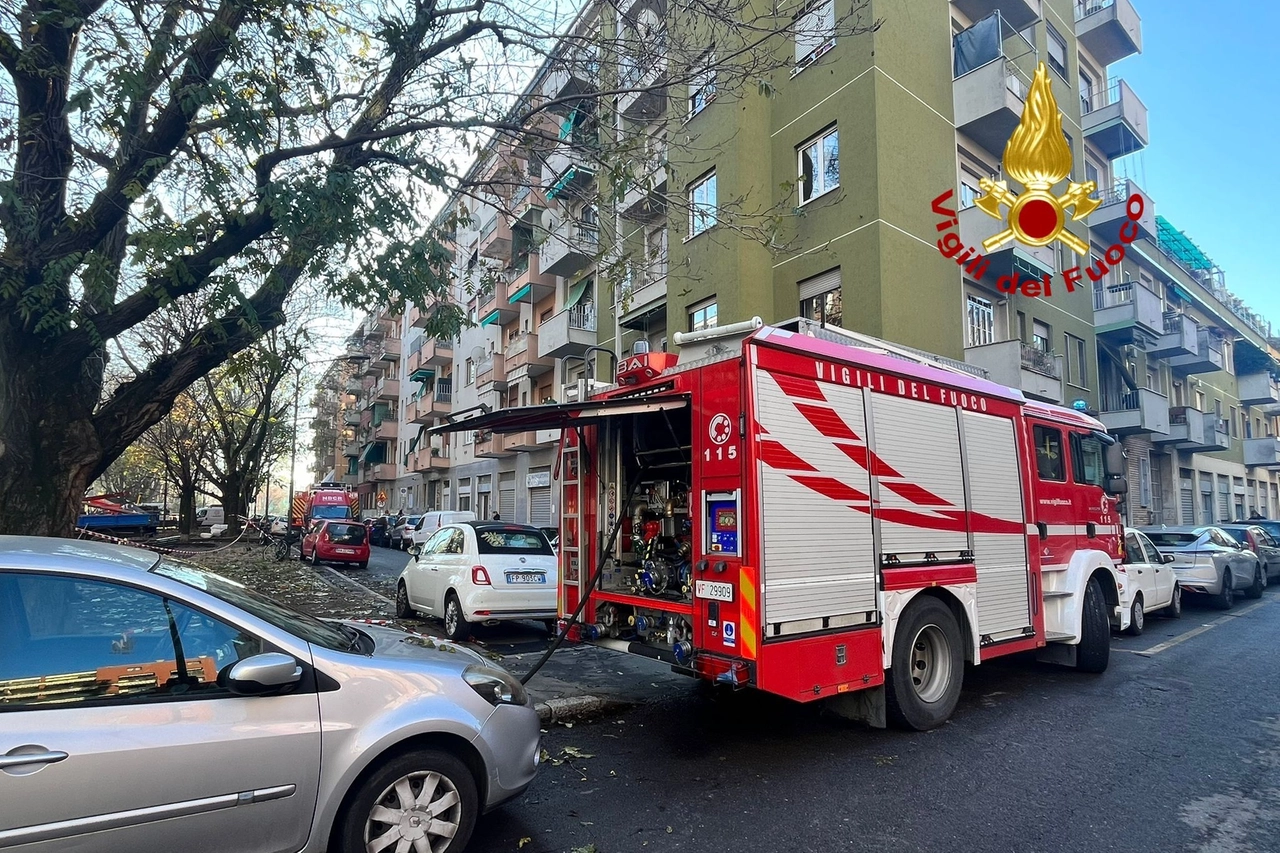 I vigili del fuoco in via Falconi a Milano