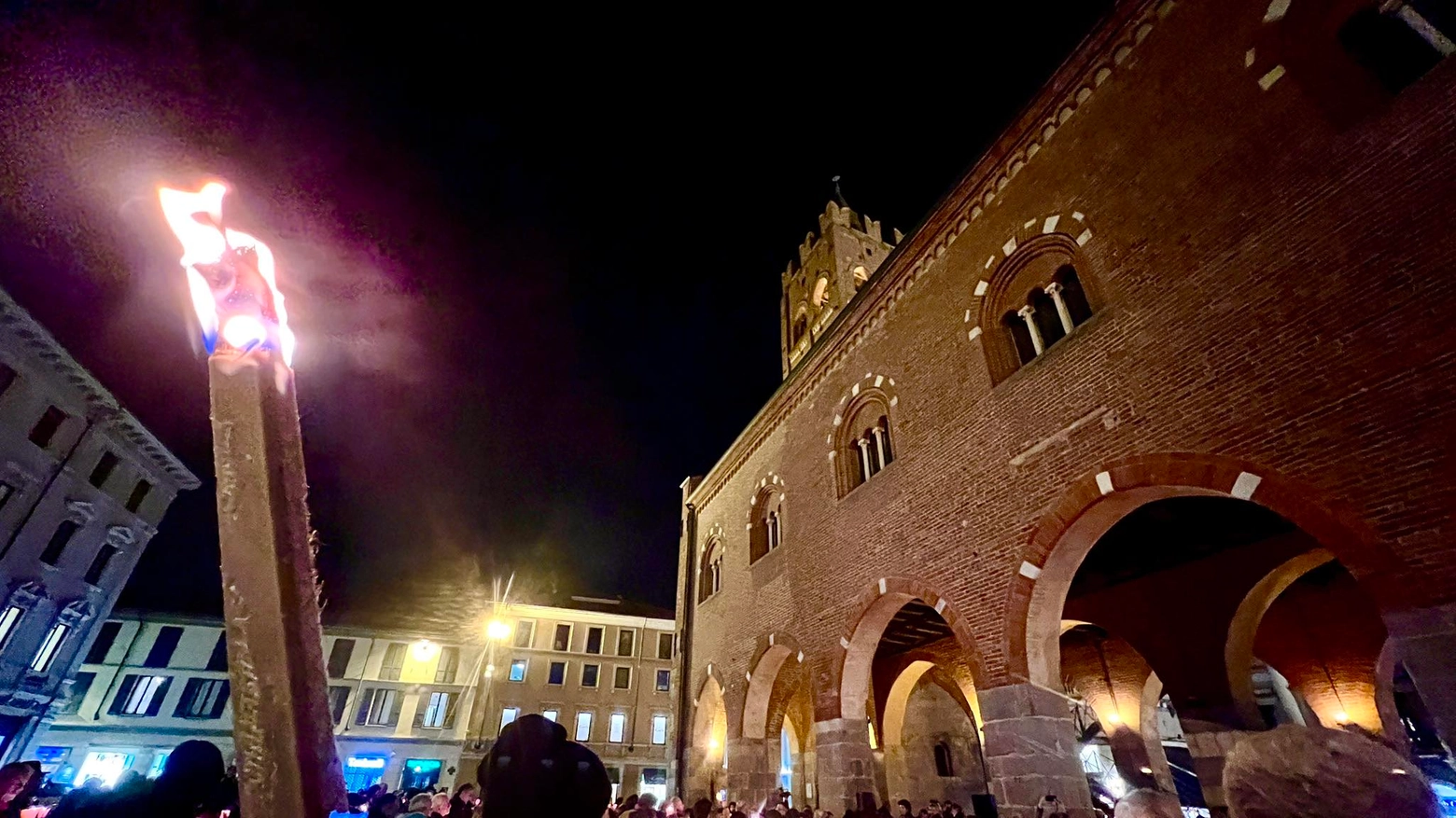 Un momento della fiaccolata monzese