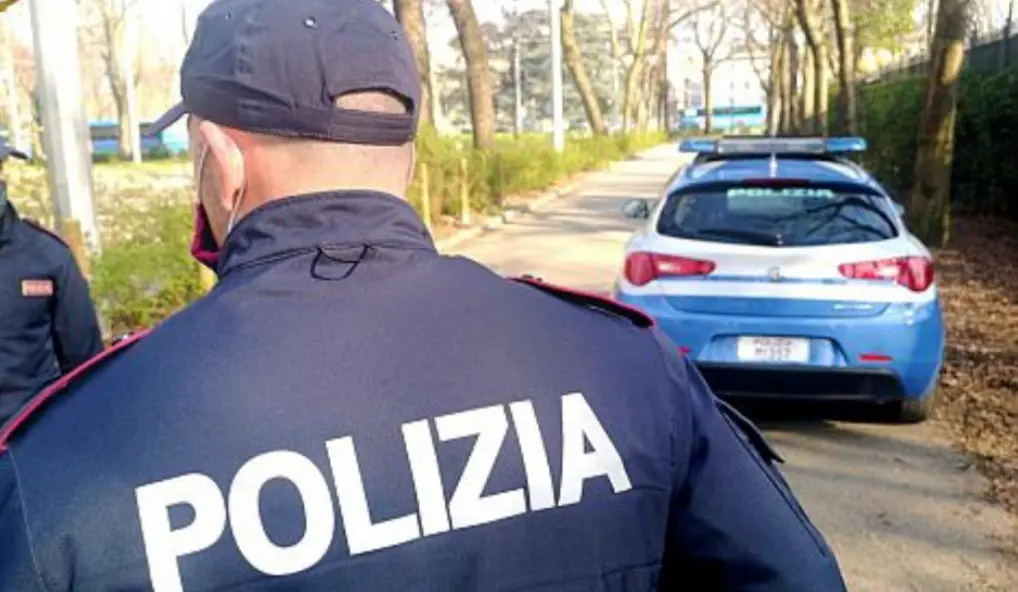 Busto Arsizio, obbliga la madre a comprargli la droga nei boschi: arrestato