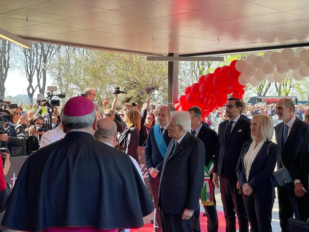 Il presidente della Repubblica Sergio Mattarella all’inaugurazione di PizzAut: l’abbraccio dei ragazzi