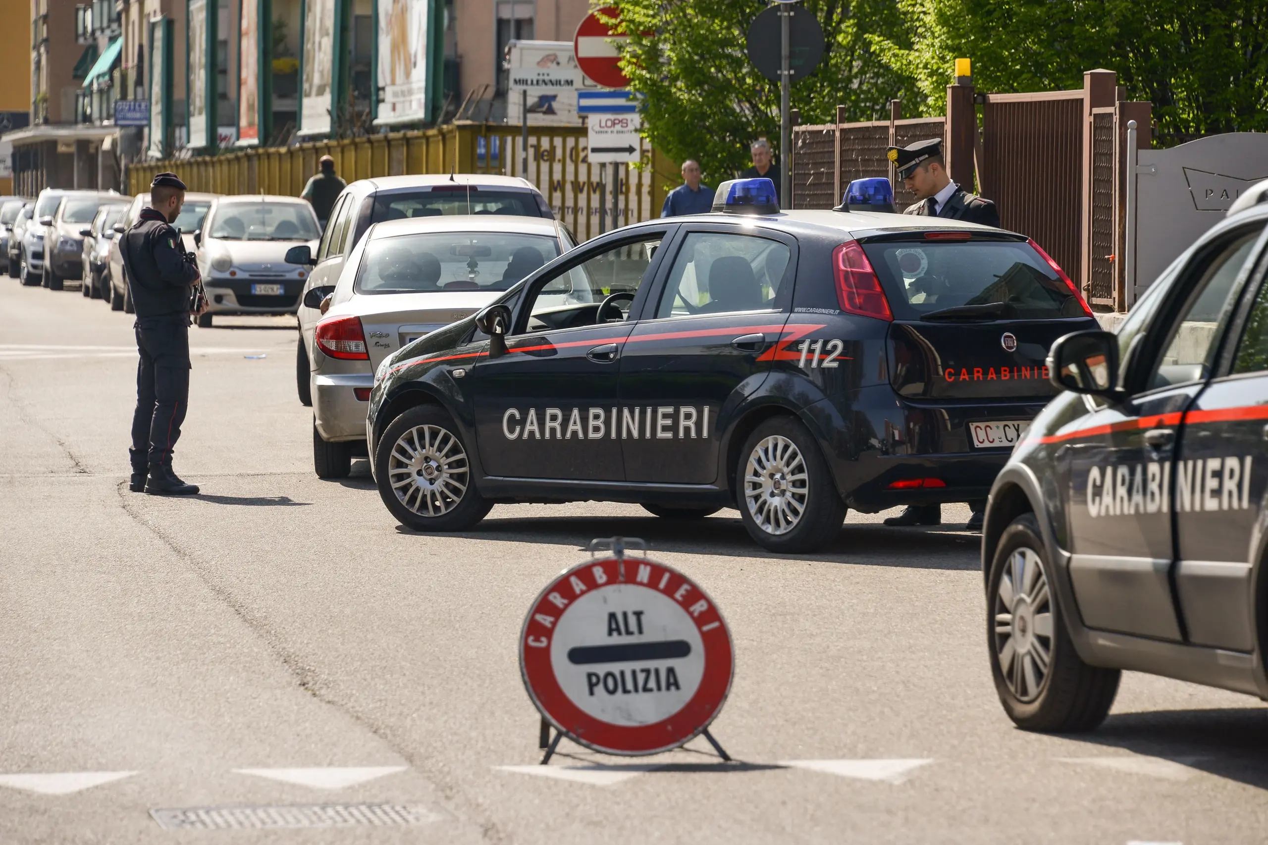 Cesate, trovato ferito in strada: grave 25enne, ipotesi pirata della strada