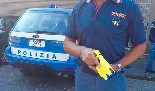 Il taser nella fondina delle forze dell'ordine di Lecco: ''E' un dispositivo di difesa''