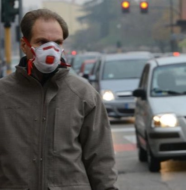 Sull’allarme inquinamento a Milano è scontro tra Sala e Fontana. E intanto tornano le domeniche a piedi
