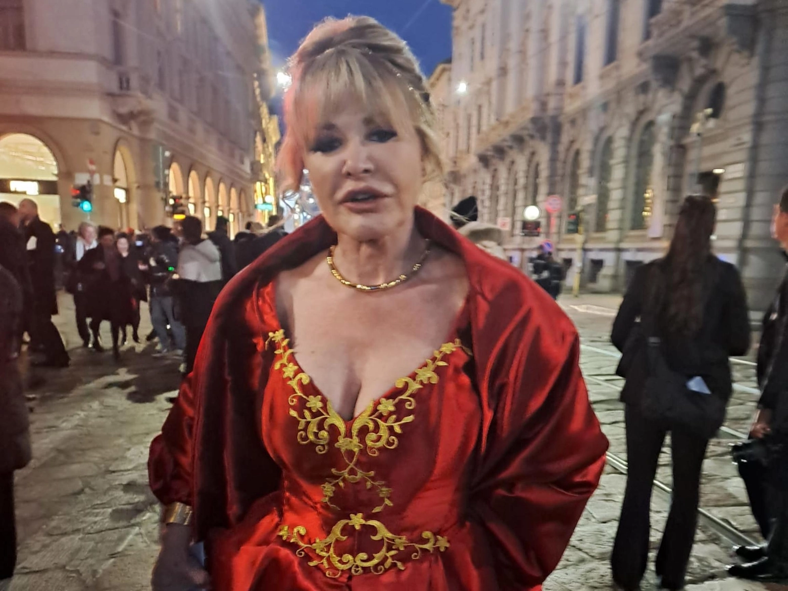 Dvora Ancona in rosso alla Prima della Scala 2023