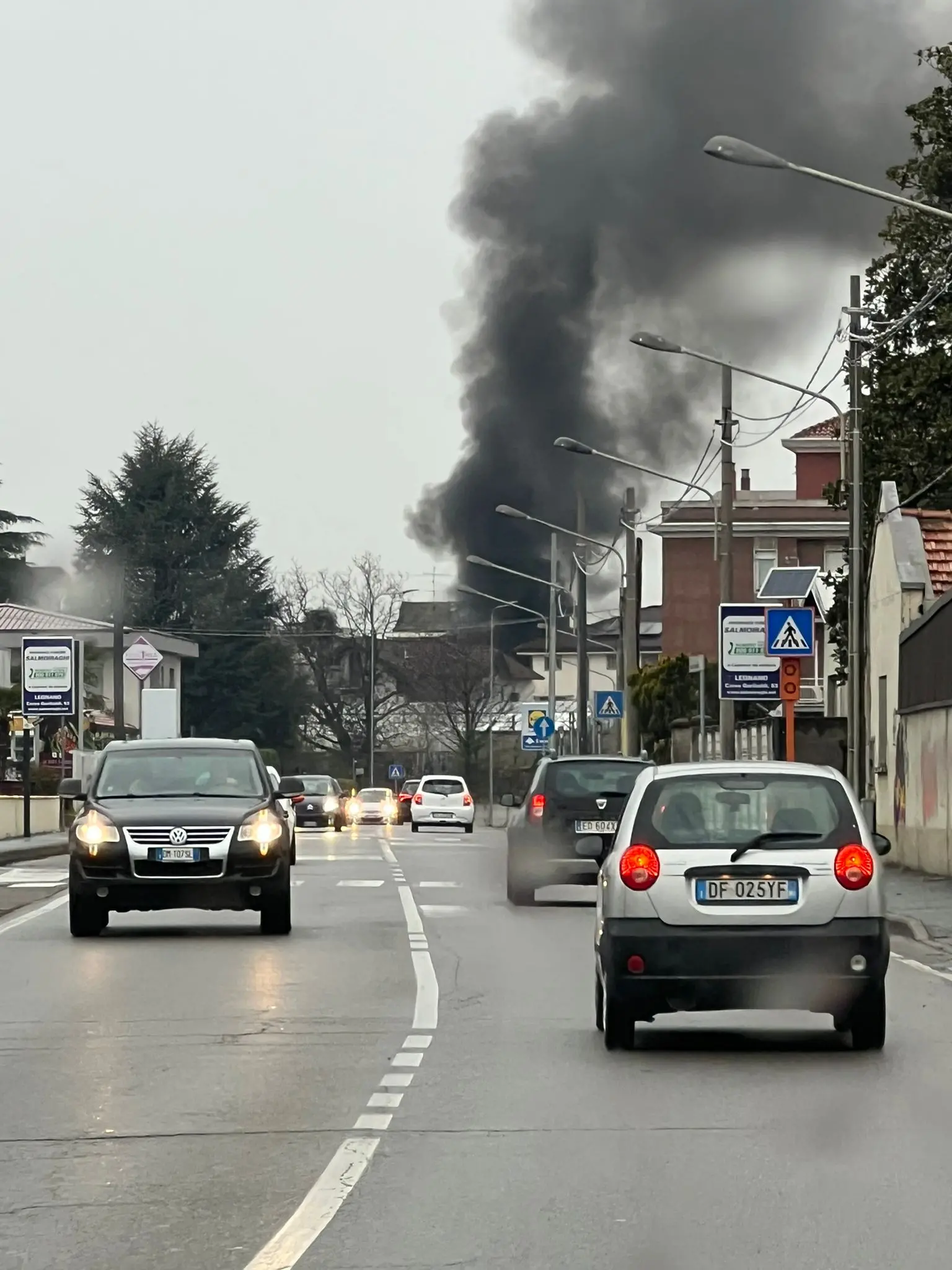 Legnano, Bmw distrutta dalle fiamme in via Oberdan