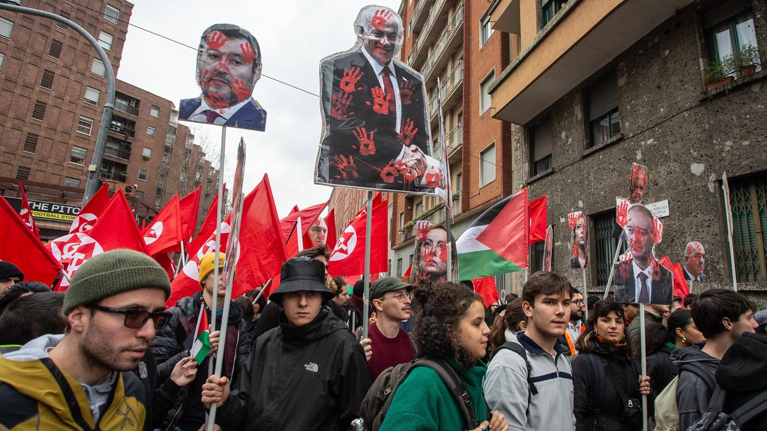 I manifestanti pro Palestina in via Palestrina (foto Canella)