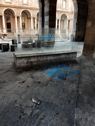 Imbrattano la Loggia dei Mercanti, polizia locale blocca il raid: nei guai due giovani vandali