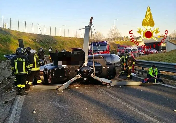 Fino Mornasco, elicottero precipita sullo svincolo autostradale