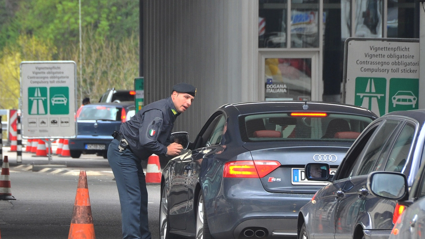 Controlli della Finanza in dogana (Foto archivio)