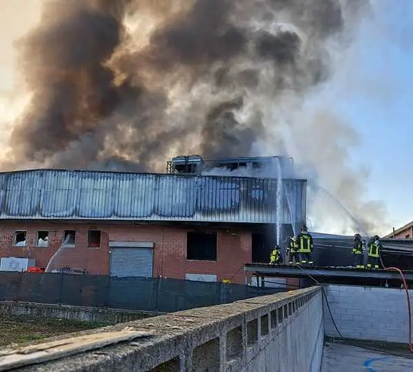 Turate, incendio in un’azienda: danni ingenti, capannone inagibile