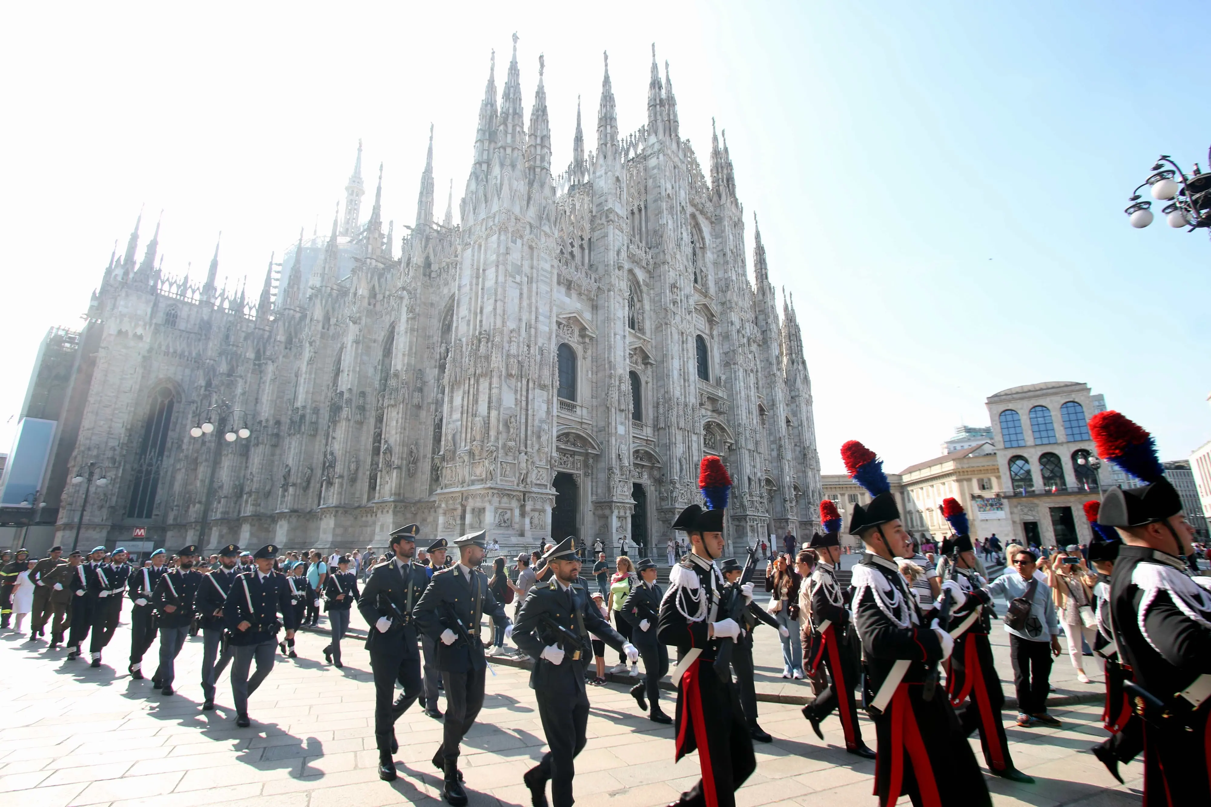 Milano, mille palloncini a forma di cuore in piazza Duomo: l'iniziativa del  gruppo ospedaliero di San Donato - la Repubblica