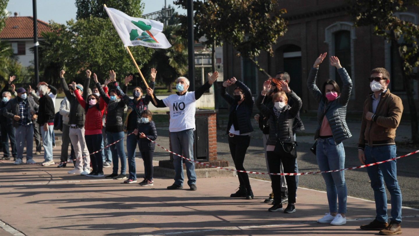 Una delle manifestazioni di protesta organizzate dal comitato contro il raddoppio dei binari della linea Rho-Parabiago