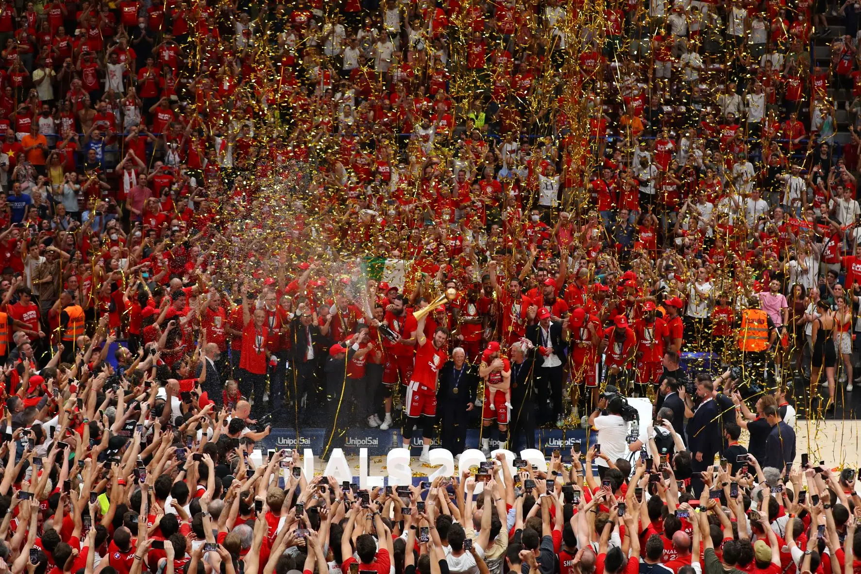 Basket, l'Olimpia Milano è campione d'Italia: scoppia la festa scudetto