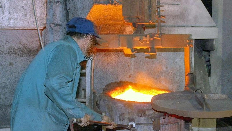 Un operaio al lavoro in fonderia (foto di repertorio)