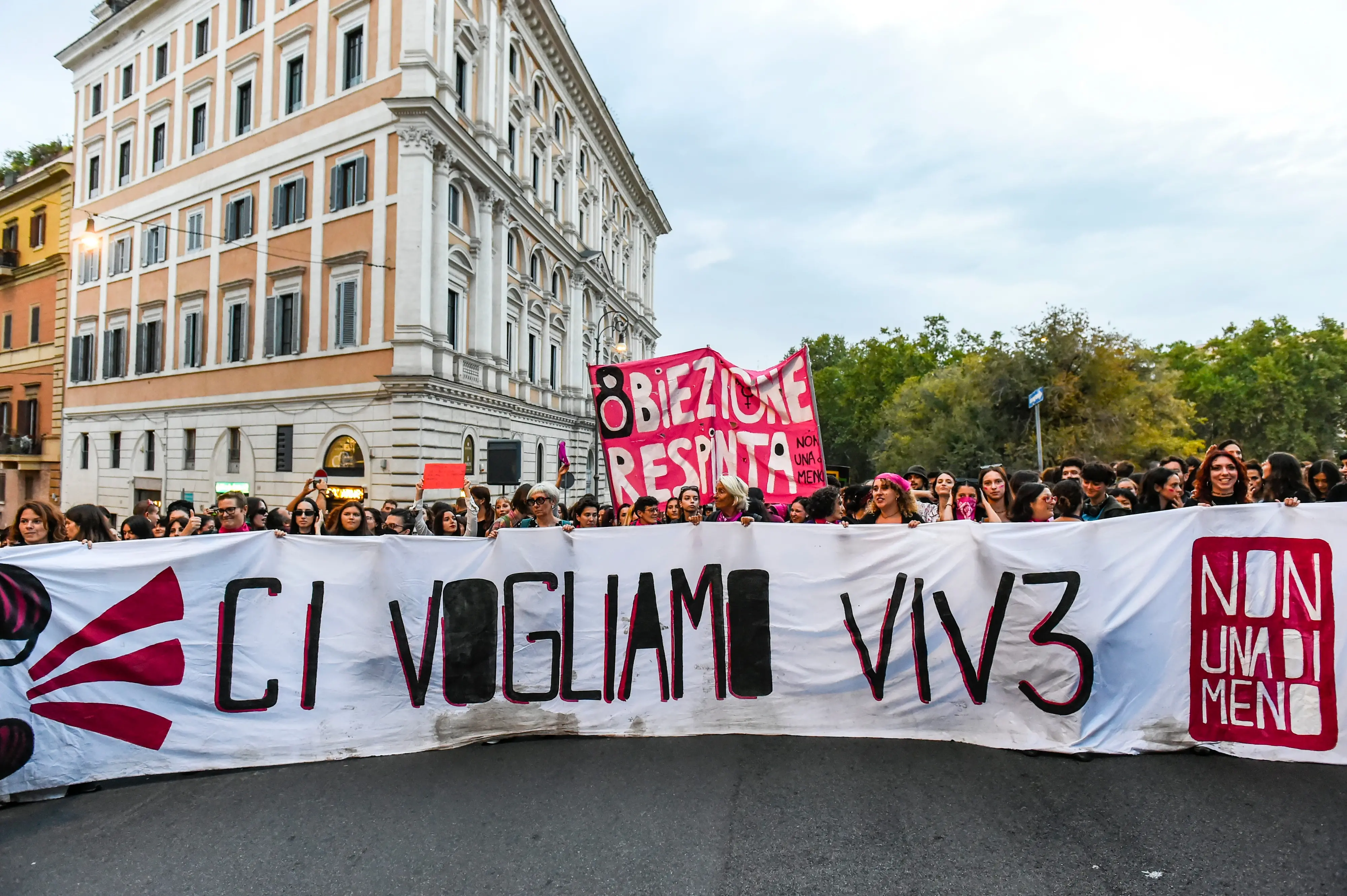 Mantova, nomi delle vittime di femminicidio sul muro. Multate attiviste di Non una di meno