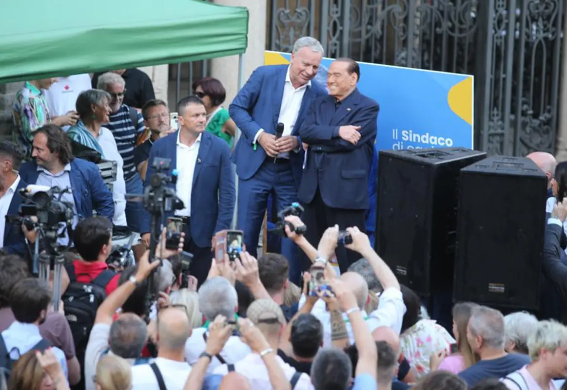 Barzellette e selfie, è Berlusconi show a Monza