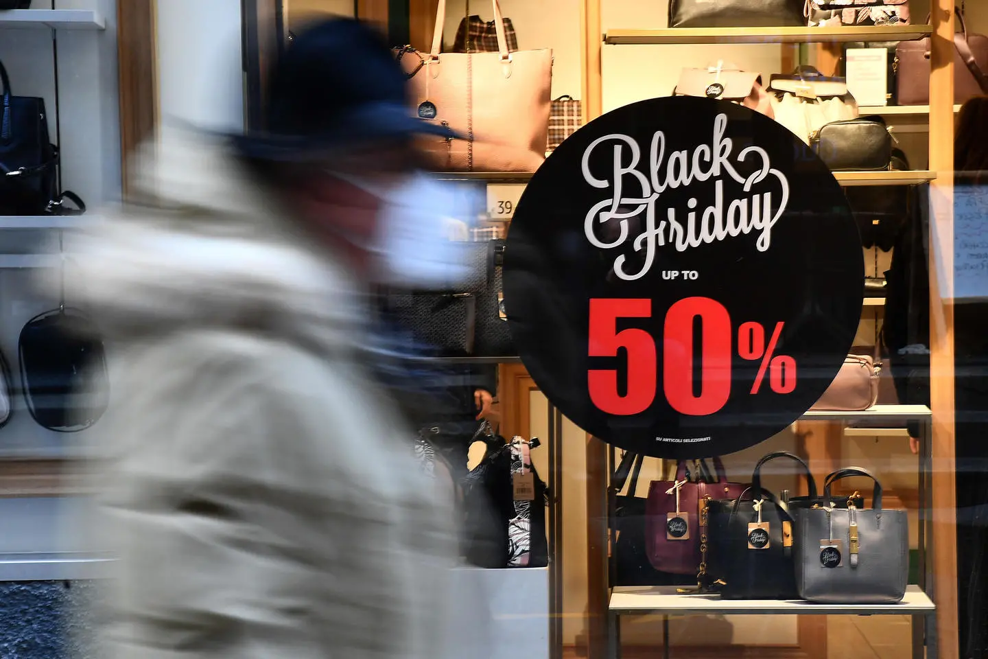 Oltre il Black Friday: i problemi del pianeta non si risolvono spegnendo i consumi