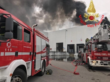 Cesano Maderno, incendio in un capannone di via delle Groane