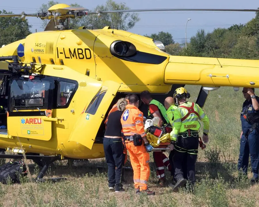 Fornovo San Giovanni, operaio 50enne cade dal tetto: è grave