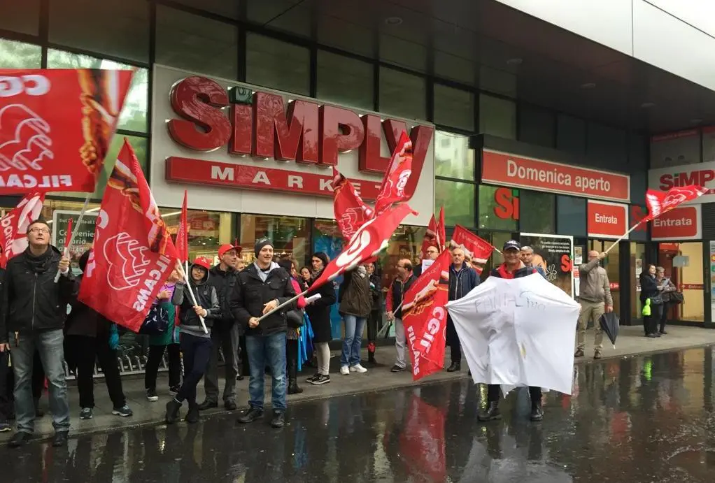 Supermercati, dipendenti in protesta: Primo maggio amaro