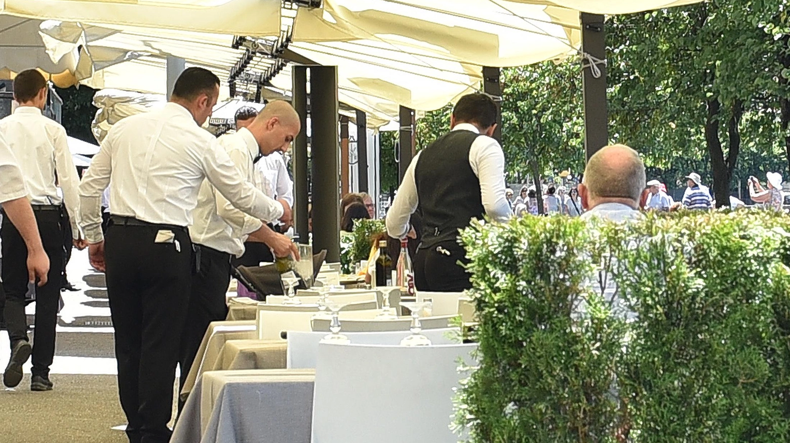 Mangiano a sbafo  in pizzeria e  scappano  Caccia alla famigliola