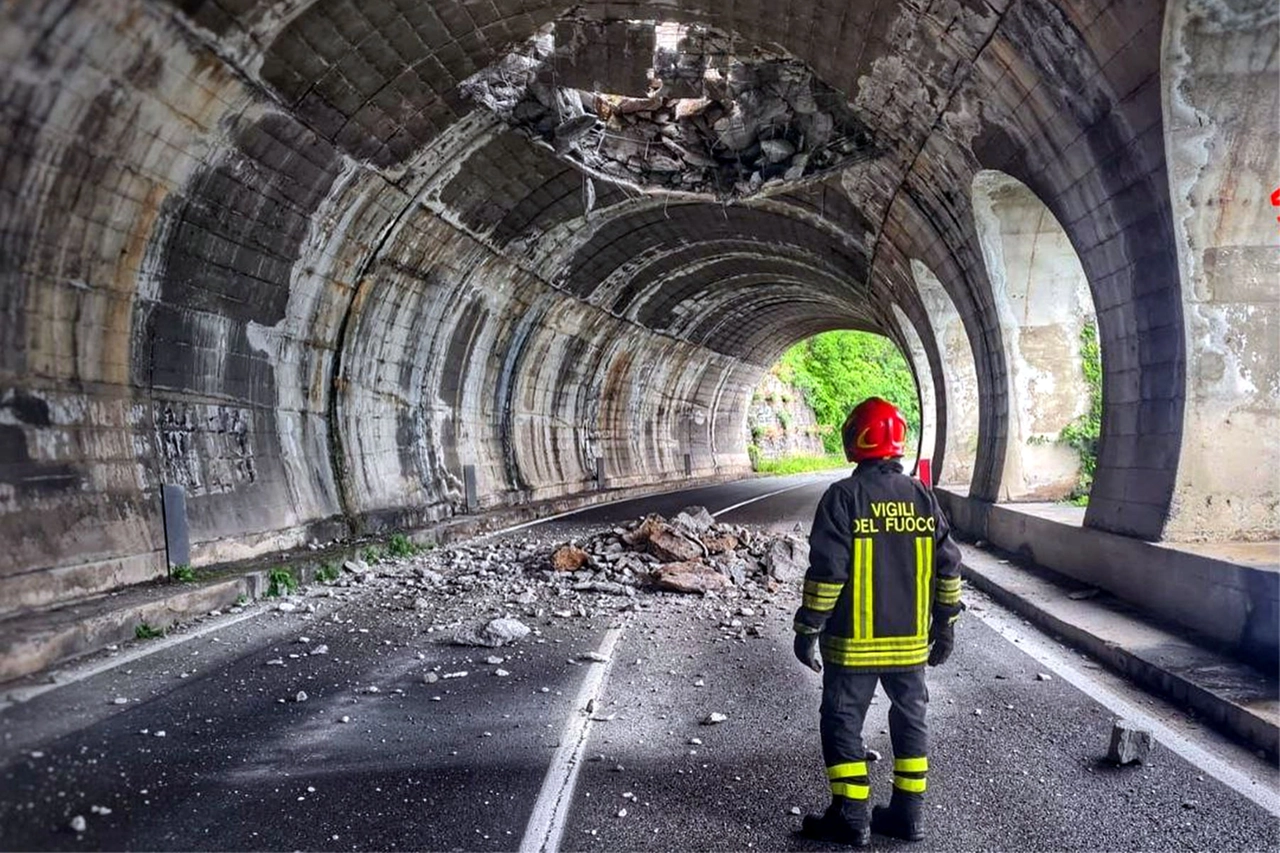 Varenna, la galleria sfondata dalla frana che ha danneggiato anche la linea ferroviaria